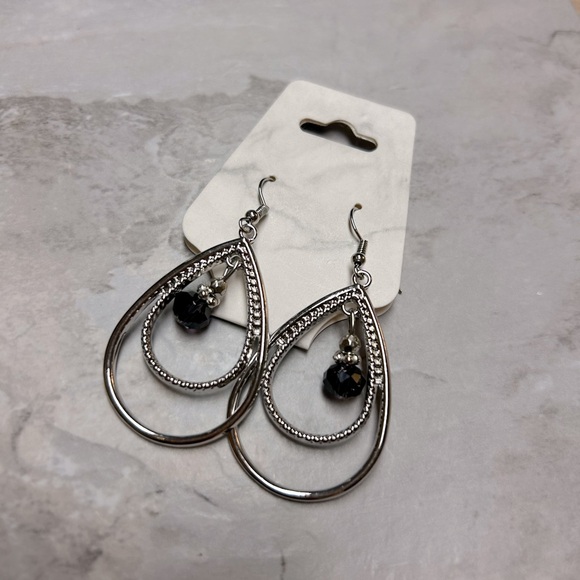 ⭐️ Sliver Tear Drop Earrings - Picture 3 of 5